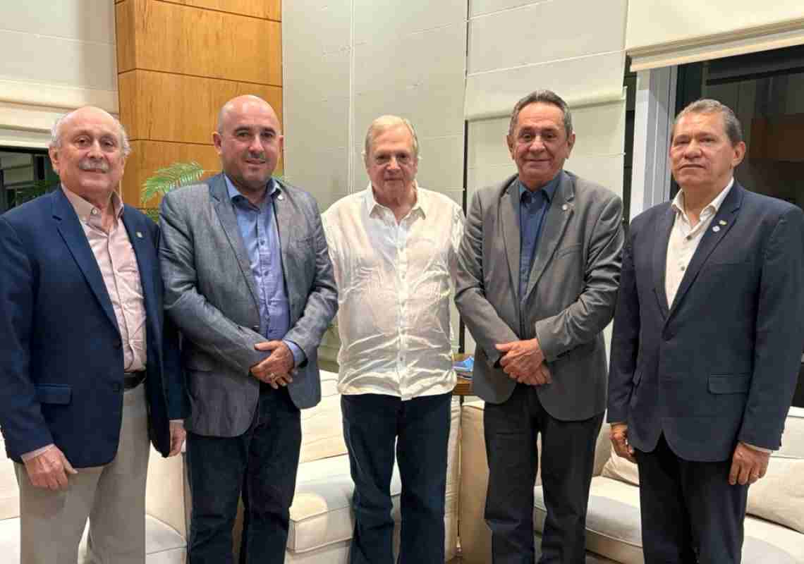 Adm. Tasso Jereissati recebe comissão do CFA e do CRA-CE